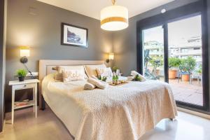 En eller flere senge i et værelse på Luxury Cala Blanca Walking To Beach - Happy Rentals