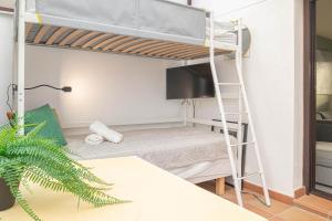 En eller flere senge i et værelse på Luxury Cala Blanca Walking To Beach - Happy Rentals