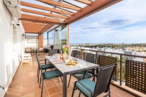 En balkon eller terrasse på Luxury Cala Blanca Walking To Beach - Happy Rentals + 35 billeder