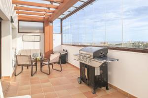 En balkon eller terrasse på Luxury Cala Blanca Walking To Beach - Happy Rentals