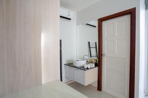 Kuchyň nebo kuchyňský kout v ubytování Ko Lanta Hotels and Working Space