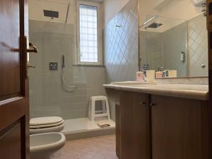 Ένα μπάνιο στο Domi 10 Apartment, Stazione Termini, Via Curtatone 12