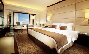 Postel nebo postele na pokoji v ubytování Regal Kowloon Hotel
