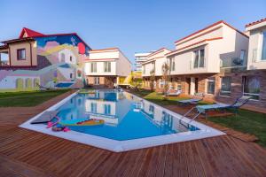 Bazén v ubytování Nayino Resort Hotel nebo v jeho okolí