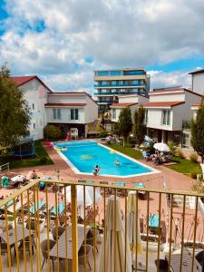 Bazén v ubytování Nayino Resort Hotel nebo v jeho okolí
