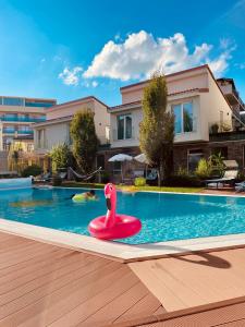 Bazén v ubytování Nayino Resort Hotel nebo v jeho okolí