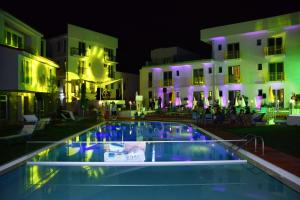 Bazén v ubytování Nayino Resort Hotel nebo v jeho okolí