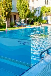 Bazén v ubytování Nayino Resort Hotel nebo v jeho okolí