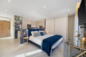 a bedroom with a king sized bed in a room at Safira Suites 302 in Funchal