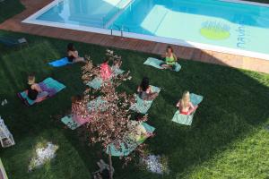 Bazén v ubytování Nayino Resort Hotel nebo v jeho okolí