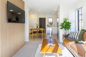 Μια τηλεόραση ή/και κέντρο ψυχαγωγίας στο Stylish City Home with Parking Prime Location
