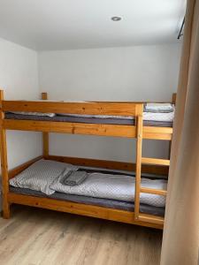 Postel nebo postele na pokoji v ubytování Apartmány Domaša Poľany