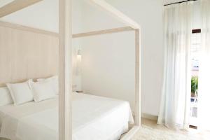 Postel nebo postele na pokoji v ubytování Hotel Es Marès