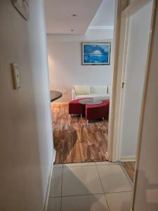 una sala de estar con un sofá y una mesa en Lighthouse Apts Balcony apartment, en Durban