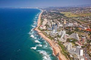 una vista aérea de una playa y el océano en Lighthouse Apts Balcony apartment, en Durban