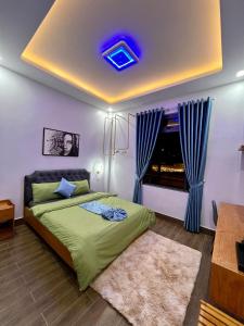 une chambre avec un lit vert et une fenêtre dans l'établissement Villa &Coffee Garden, à Xuan An