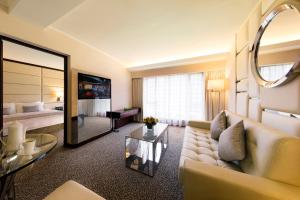 TV a/nebo společenská místnost v ubytování Regal Kowloon Hotel