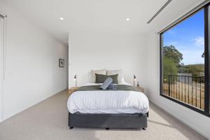 メリジグにあるTanderra 180 - Meaning "Resting Place" - Sleeps 12のベッドと大きな窓のある寝室 +35枚の写真