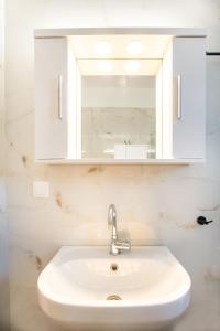 Koupelna v ubytování Leon Home by RentalsPro - Mouries Halkidiki + 15 fotografií