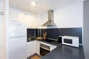 Kuchyň nebo kuchyňský kout v ubytování UHC Novelty Apartments
