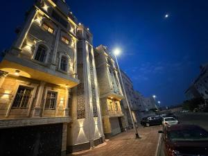a building with a street light in front of it at شقق منارا المدينة - Mnara Al-Madinah Apartments in Al Madinah