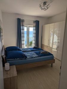 a bedroom with a bed with a view of the ocean at Breladreams Apartment in Brela