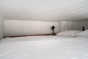 Giường trong phòng chung tại Historical Studio in Kruununhaka with Great Location!