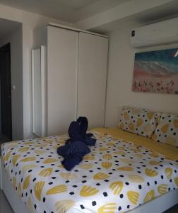 En eller flere senge i et værelse på Lovely Mai Khao studio room