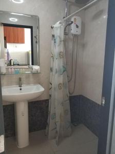 Et badeværelse på Lovely Mai Khao studio room