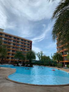 Swimmingpoolen hos eller tæt på Lovely Mai Khao studio room