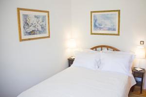 En eller flere senge i et værelse på Aeolos Villa