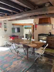 a dining room with a wooden table and chairs at Casa do Olho d'Água in Portalegre
