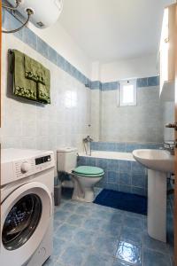 Ένα μπάνιο στο Rodanthi Apartment