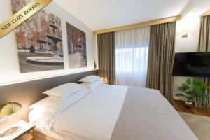 Televízia a/alebo spoločenská miestnosť v ubytovaní Hotel Jarun