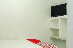 Μια τηλεόραση ή/και κέντρο ψυχαγωγίας στο OYO Hotel Cabo Del Sur, Cabo San Lucas