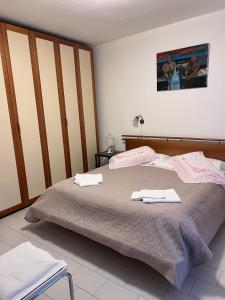 a bedroom with a bed with two towels on it at Agriturismo Buranco in Monterosso al Mare