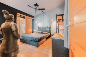 a statue of a woman in a bedroom with a bed at Factory in Saint-Pierre