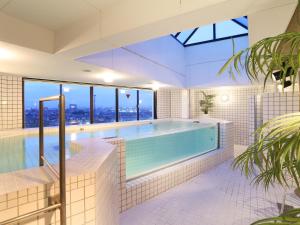 una piscina in una casa con una grande finestra di G HOTEL 一宮 -Hotel & Resorts- a Inazawa