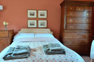 Postel nebo postele na pokoji v ubytování Finest Retreats - Cwmfron House