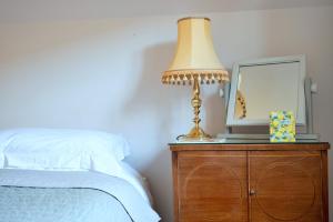 Postel nebo postele na pokoji v ubytování Finest Retreats - Cwmfron House