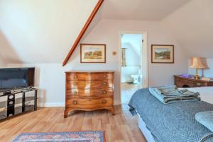 TV a/nebo společenská místnost v ubytování Finest Retreats - Cwmfron House