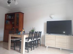 Televízia a/alebo spoločenská miestnosť v ubytovaní Casa El Cercado