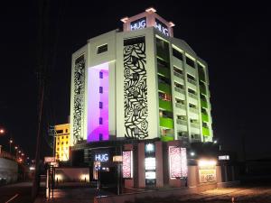 un grande edificio illuminato di notte di G HOTEL 一宮 -Hotel & Resorts- a Inazawa