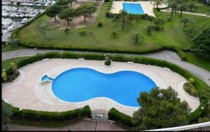 an overhead view of a large swimming pool in a park at Cozy 2P studio avec jardin privé in Mandelieu-La Napoule