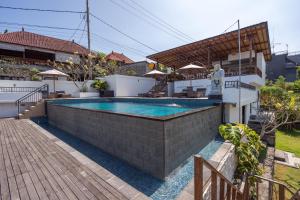 a swimming pool in the backyard of a house at Taman Tirta Villa in Nusa Lembongan +19 photos