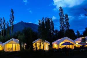 Nespecifikovaný výhled na hory nebo výhled na hory při pohledu z luxury tent + 5 fotografií