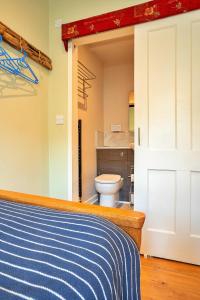 Ένα μπάνιο στο Finest Retreats - Beau View at Gadlys House +15 φωτογραφίες