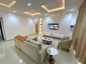 Televizorius ir (arba) pramogų centras apgyvendinimo įstaigoje 3 Bedroom Perfectly Furnished apartment in Ikoyi