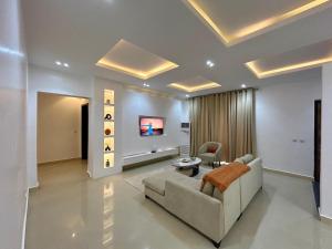 Televizorius ir (arba) pramogų centras apgyvendinimo įstaigoje 3 Bedroom Perfectly Furnished apartment in Ikoyi