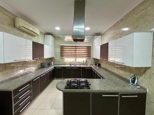 Virtuvė arba virtuvėlė apgyvendinimo įstaigoje 3 Bedroom Perfectly Furnished apartment in Ikoyi